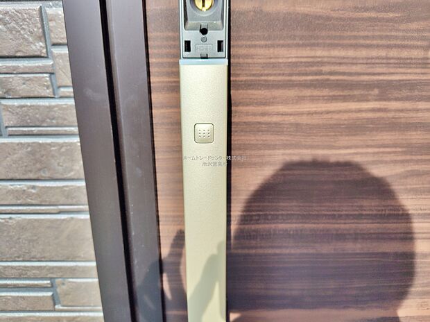 【  【スマートキー】】たくさんお買い物をした時や、お子様を抱っこしながらでも簡単に開けられるのが便利。急いでいる時でも鍵を取り出さずに済みます。