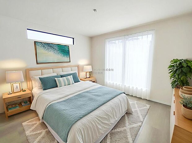 【洋室】日当りの良さは写真でも充分に伝わるかと思いますが、開放感のある周囲にめぐまれたおかげで、風通しもとても良くなっております。※家具をCGで加工しています。家具付き販売ではございません。