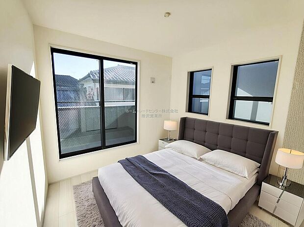 【洋室】大きなベッドを置いても余裕のある広さ！収納完備でお部屋をすっきりとお使いいただけます。お気に入りの空間でくつろぎのひと時をお過ごしください。※家具をCGで加工しています。家具付き販売ではございません。