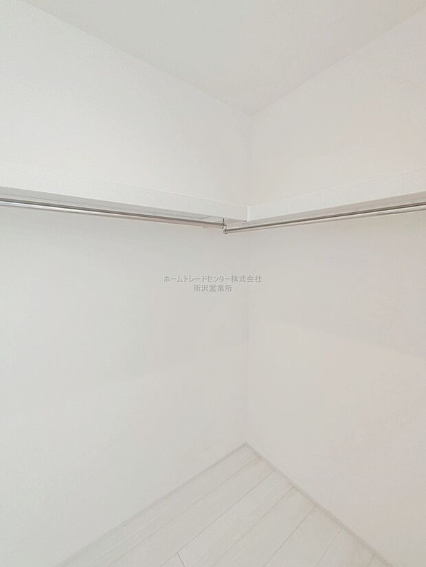 【ウォークインクローゼット】収納力たっぷりのウォークインクローゼットは、家族の強い味方。シーズンオフのお洋服や靴、キャンプ用品やスポーツ用品など、かさばるけど、大切なものもしっかり片づけられます♪