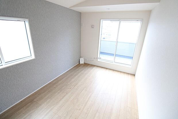 【洋室】建物全体の窓の数が多く、換気性能に優れた物件です。窓を開ければ家中を気持ちの良い風が通り抜け、いつもさわやかなお住まいとなります。