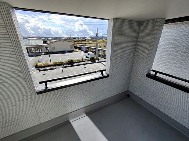 【バルコニー】子どもが小さいと洗濯物が増えがちですが、広いバルコニーでたくさんの洗濯物を干すことができます。