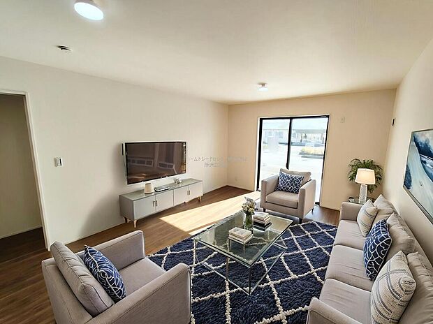 【リビング】広々とした開放感あふれるリビングです。ご家族でインテリアのレイアウトを考えるのも楽しみになりそうです。※家具をCGで加工しています。家具付き販売ではございません。