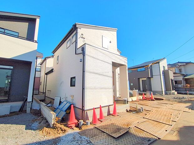 【現地外観写真】『２号棟』
お子様から「自分の部屋がほしい…」そんな成長もうれしいこの頃。お子様のさらなる成長を共に見守る新築マイホーム。お子様が巣立った後も、豊かな人生も支えてくれる。パートナーのような住まいです☆