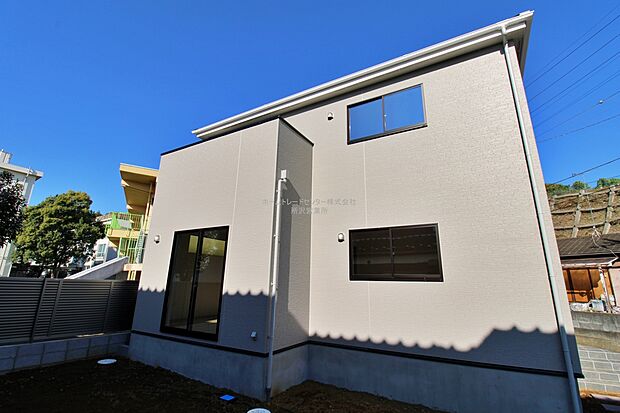 【現地外観写真】お子様から「自分の部屋がほしい…」そんな成長もうれしいこの頃。お子様のさらなる成長を共に見守る新築マイホーム。お子様が巣立った後も、豊かな人生も支えてくれる。パートナーのような住まいです☆