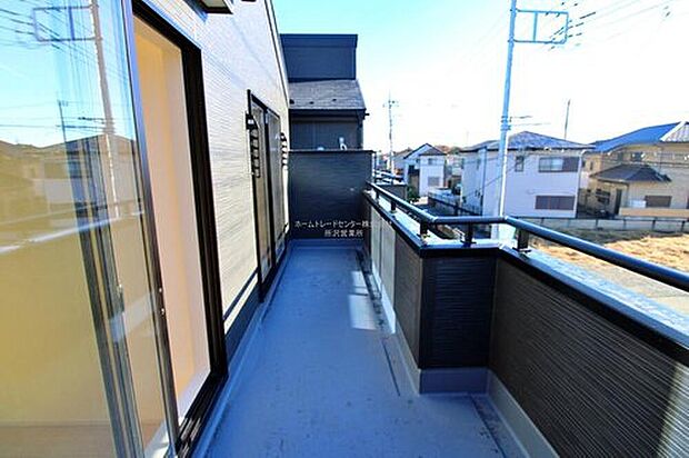 【バルコニー】子どもが小さいと洗濯物が増えがちですが、広いバルコニーでたくさんの洗濯物を干すことができます。