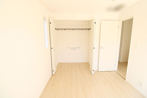 【洋室】充分な広さの収納を備え、普段使いの洋服も選ぶのが楽しくなりそう♪採光良好な洋室は、快適空間。プライベートの時間もゆったりお寛ぎ頂けそうです。