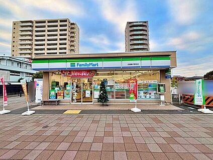 ファミリーマート武蔵藤沢駅前店 308m (徒歩4分)