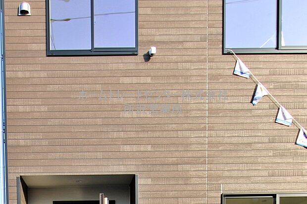 【防犯カメラ】不審者の侵入や空き巣、駐車場における車上荒らしなどの犯罪も防犯カメラによって抑えられます。また、ペットや子供、高齢者の見守りにもなります。