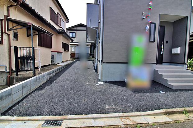 【駐車場】嬉しいコンクリート仕上げのカースペース。雨の日も足元を気にせず外出できます。ご家族の駐輪場としてもお使いいただけます。