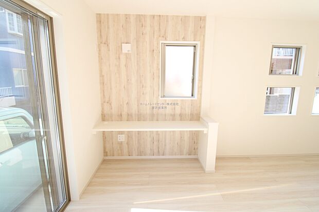 【リビング】リビングの一角にカウンターを設けています。家族の気配を感じながら作業できる空間はリビング学習やテレワークに最適です。