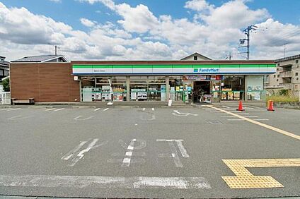 ファミリーマート飯能加治小学校前店 376ｍ(徒歩5分)