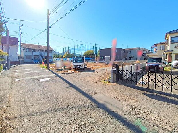 【前面道路含む現地写真】ひとたび扉を開けばそこに待っているのは上質な空間とマイホームでの新生活をイメージさせる優雅なひととき。「この家なら…」ではなく「ここに住みたい♪」と思う感動をお届けいたします。