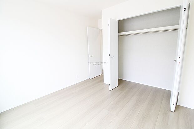 【洋室】充分な広さの収納を備え、普段使いの洋服も選ぶのが楽しくなりそう♪採光良好な洋室は、快適空間。プライベートの時間もゆったりお寛ぎ頂けそうです。
