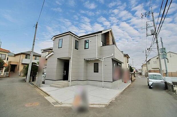 【前面道路含む現地写真】『１号棟』
ひとたび扉を開けばそこに待っているのは上質な空間とマイホームでの新生活をイメージさせる優雅なひととき。「この家なら…」ではなく「ここに住みたい♪」と思う感動をお届けいたします。