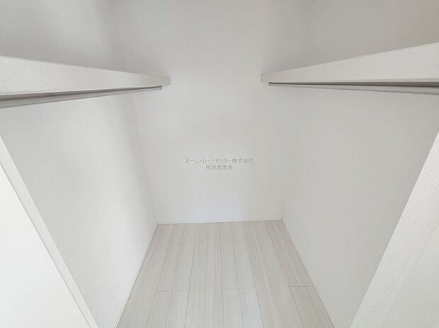 【ウォークインクローゼット】大容量収納の『ウォークインクローゼット』を設置。増えがちな衣類やバッグなどを効率よく収納できます。収納スペースが豊富にあると片付けやすくすっきりしたお住まいになりますね♪