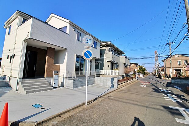 【前面道路含む現地写真】今日も、明日も、この街で、きっと家族がしあわせになる物語が描かれていくはずです。毎日の何気ない『いってきます』『ただいま』に幸せを感じられる、そんな住まいを。