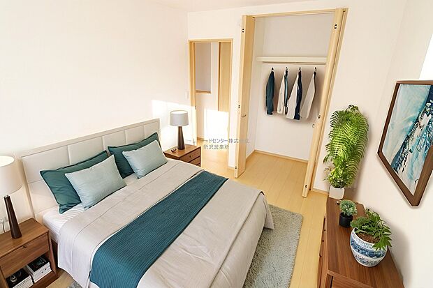 【洋室】日当りの良さは写真でも充分に伝わるかと思いますが、開放感のある周囲にめぐまれたおかげで、風通しもとても良くなっております。※家具をCGで加工しています。家具付き販売ではございません。