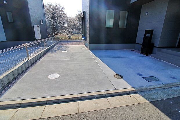 【カースペース】嬉しいコンクリート仕上げのカースペース。雨の日も足元を気にせず外出できます。ご家族の駐輪場としてもお使いいただけます。