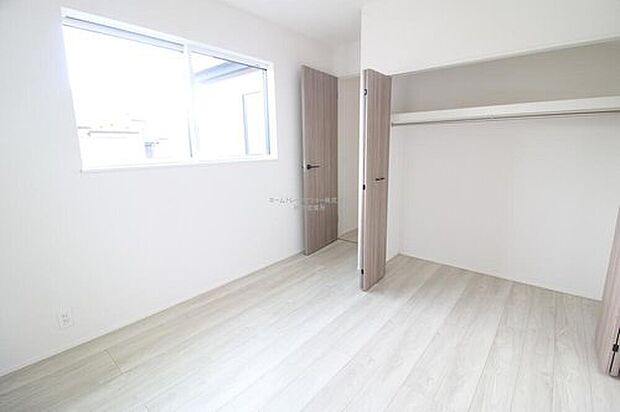 【リビング以外の居室】日当りの良さは写真でも充分に伝わるかと思いますが、開放感のある周囲にめぐまれたおかげで、風通しもとても良くなっております。※家具をCGで加工しています。家具付き販売ではございません。

