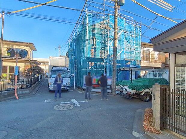 【前面道路含む現地写真】『A号棟』
ひとたび扉を開けばそこに待っているのは上質な空間とマイホームでの新生活をイメージさせる優雅なひととき。「この家なら…」ではなく「ここに住みたい♪」と思う感動をお届けいたします。