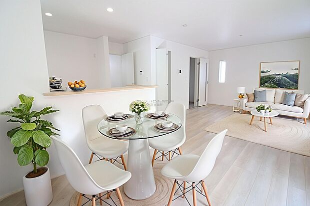 【リビング】明るく開放感のあるリビング。対面式キッチンは、いつでもご家族を感じられる空間作りの重要ポイントになりそうです。※家具をCGで加工しています。家具付き販売ではございません。