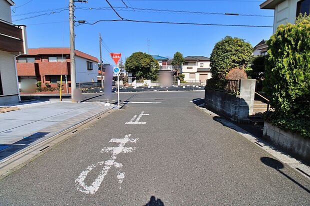 【前面道路含む現地写真】今日も、明日も、この街で、きっと家族がしあわせになる物語が描かれていくはずです。毎日の何気ない『いってきます』『ただいま』に幸せを感じられる、そんな住まいを。