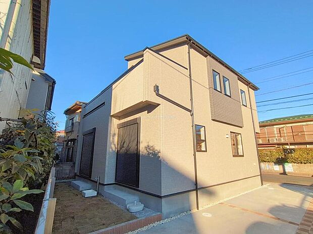 【現地外観写真】『1号棟』
住宅性能評価で耐震等級３（最高等級）を取得！お客様を守る大切な住宅だからこそ、第三者の検査を受けて安心して住んでいただける住宅をご案内させて頂きます。