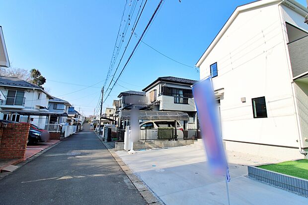 【前面道路含む現地写真】『１号棟』
今日も、明日も、この街で、きっと家族がしあわせになる物語が描かれていくはずです。毎日の何気ない『いってきます』『ただいま』に幸せを感じられる、そんな住まいを。