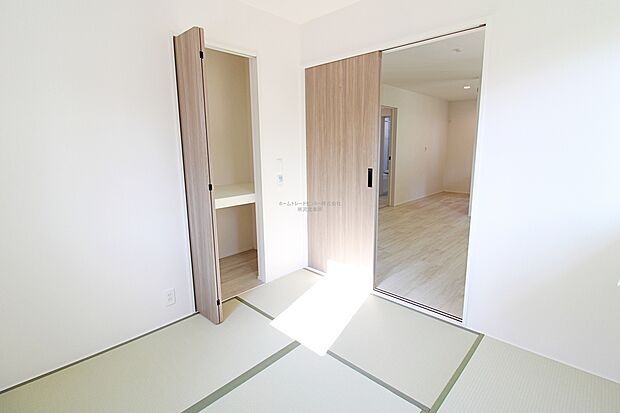 【和室】お子様の遊び場や、お昼寝スペースとして。和室を開放すると、広々とお使い頂けます。突然の来客時には、戸を閉めて視線を遮る事も可能です。