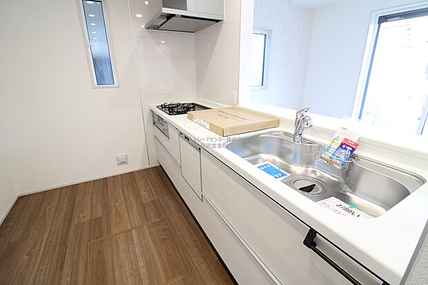 【キッチン】ビルトイン式の食器洗い乾燥機を標準設置しています。家事の手間を大幅に削減してくれるお役立ちアイテムは、洗浄力が高いうえ、除菌効果にも優れております。