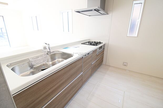 【キッチン】収納力豊富、爽やかなシステムキッチンを用意しております。さっと拭き取るだけで汚れが簡単にとれますので、キッチンスペースをいつでもすっきりとお使い頂けます。