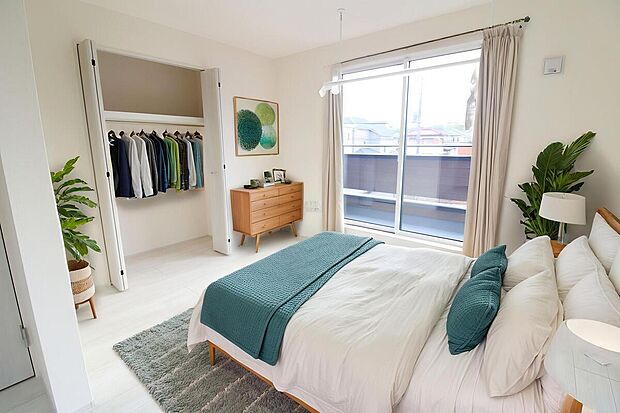 【洋室】大きなベッドを置いてもゆとりのある広さ！収納完備しておりますので、家具が少なくて済みます！お掃除もラクラクですね♪※家具をCGで加工しています。家具付き販売ではございません。