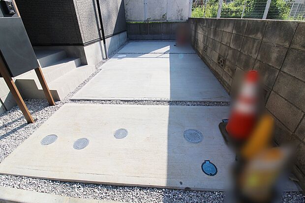【駐車場】嬉しいコンクリート仕上げのカースペース。雨の日も足元を気にせず外出できます。ご家族の駐輪場としてもお使いいただけます。