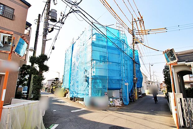 【前面道路含む現地写真】『D号棟』
ひとたび扉を開けばそこに待っているのは上質な空間とマイホームでの新生活をイメージさせる優雅なひととき。「この家なら…」ではなく「ここに住みたい♪」と思う感動をお届けいたします。