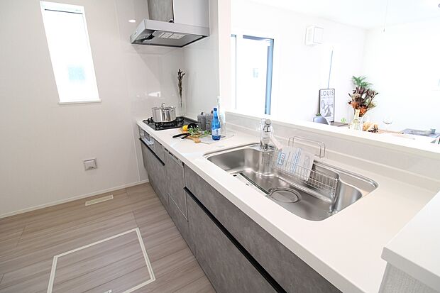 【キッチン】収納力豊富、爽やかなシステムキッチンを用意しております。さっと拭き取るだけで汚れが簡単にとれますので、キッチンスペースをいつでもすっきりとお使い頂けます。