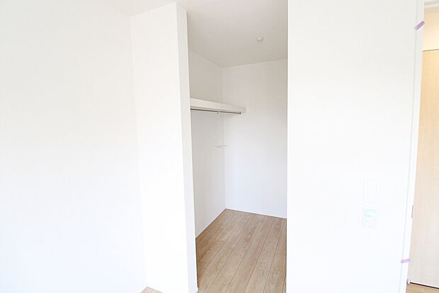 【ウォークインクローゼット】収納力たっぷりのウォークインクローゼットは、家族の強い味方。シーズンオフのお洋服や靴、キャンプ用品やスポーツ用品など、かさばるけど、大切なものもしっかり片づけられます♪