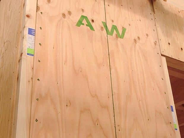 【「オリジナル耐力壁パネル」で特許を取得】壁倍率5.0倍は国土交通省が定める数値内の最高値で、地震や風の揺れにも強い耐力パネルです。