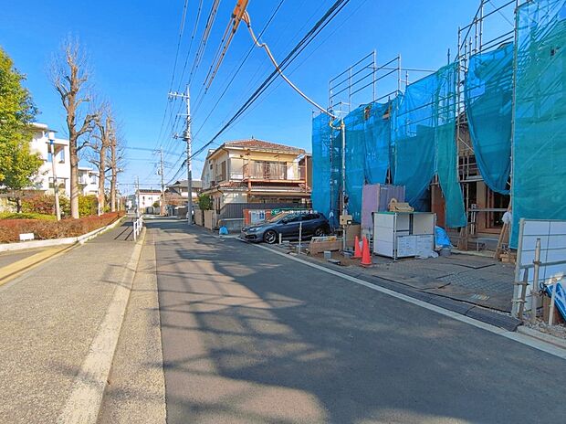 【前面道路含む現地写真】ひとたび扉を開けばそこに待っているのは上質な空間とマイホームでの新生活をイメージさせる優雅なひととき。「この家なら…」ではなく「ここに住みたい♪」と思う感動をお届けいたします。