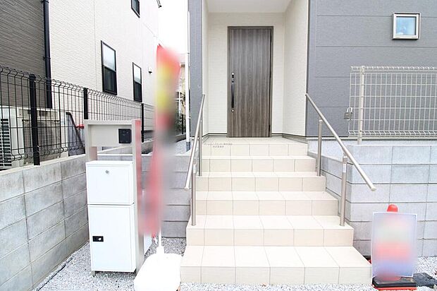 【玄関】スタイリッシュな玄関周り。宅配ボックスを完備しているので宅配便の受け取りを気にする煩わしさがありません。