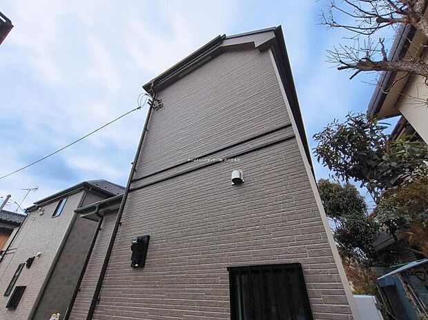 【現地外観写真】『A号棟』
住宅性能評価で耐震等級3(最高等級)を取得!お客様を守る大切な住宅だからこそ、第三者の検査を受けて安心して住んでいただける住宅をご案内させて頂きます。