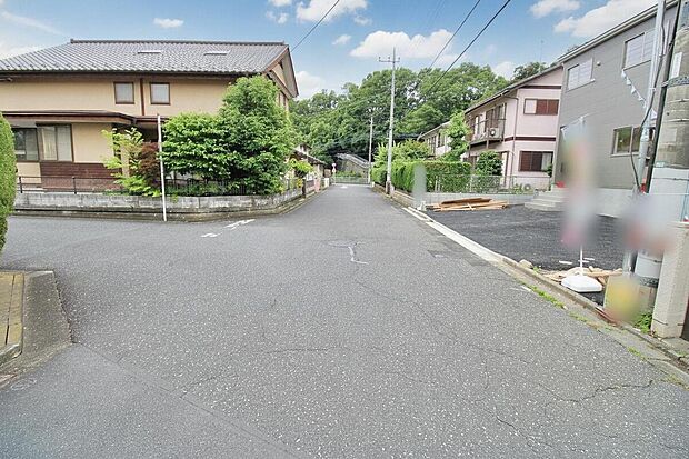 【前面道路含む現地写真】今日も、明日も、この街で、きっと家族がしあわせになる物語が描かれていくはずです。毎日の何気ない『いってきます』『ただいま』に幸せを感じられる、そんな住まいを。