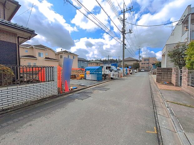【前面道路含む現地写真】ひとたび扉を開けばそこに待っているのは上質な空間とマイホームでの新生活をイメージさせる優雅なひととき。「この家なら…」ではなく「ここに住みたい♪」と思う感動をお届けいたします。