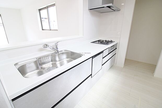 【キッチン】ビルトイン式の食器洗い乾燥機を標準設置しています。家事の手間を大幅に削減してくれるお役立ちアイテムは、洗浄力が高いうえ、除菌効果にも優れております。