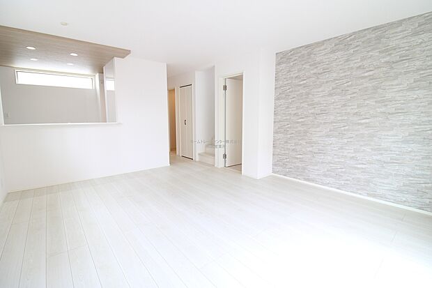 【リビング】家族の一体感を感じられる広々スペース。家族と過ごす時間を大切にする方にぴったりのゆとりの住空間。オフの時間が楽しみになりそうです。