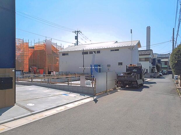 【前面道路含む現地写真】『１号棟』
ひとたび扉を開けばそこに待っているのは上質な空間とマイホームでの新生活をイメージさせる優雅なひととき。「この家なら…」ではなく「ここに住みたい♪」と思う感動をお届けいたします。