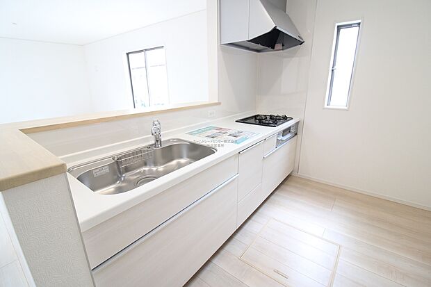 【キッチン】収納力豊富、爽やかなシステムキッチンを用意しております。さっと拭き取るだけで汚れが簡単にとれますので、キッチンスペースをいつでもすっきりとお使い頂けます。