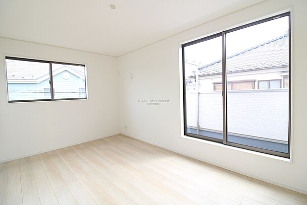 【洋室】充分な広さの収納を備え、普段使いの洋服も選ぶのが楽しくなりそう♪採光良好な洋室は、快適空間。プライベートの時間もゆったりお寛ぎ頂けそうです。