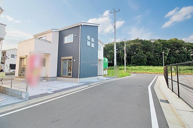 【前面道路含む現地写真】今日も、明日も、この街で、きっと家族がしあわせになる物語が描かれていくはずです。毎日の何気ない『いってきます』『ただいま』に幸せを感じられる、そんな住まいを。
