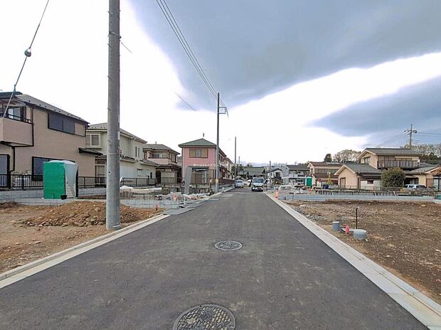 【前面道路含む現地写真『5号棟』】ひとたび扉を開けばそこに待っているのは上質な空間とマイホームでの新生活をイメージさせる優雅なひととき。「この家なら…」ではなく「ここに住みたい♪」と思う感動をお届けいたします。